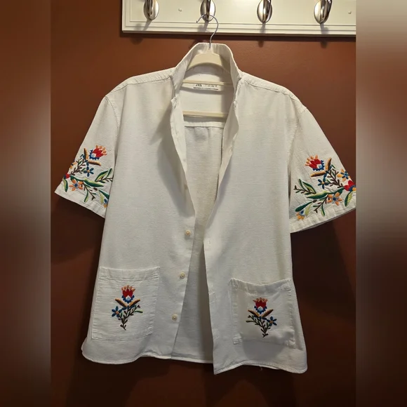 Zara White Short-Sleeve Shirt with Multicolor Floral Embroidery - Picture 2 of 6